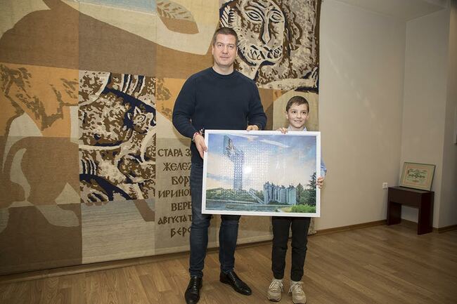 Пъзел, изобразяващ Мемориален комплекс "Бранителите на Стара Загора", подари ученикът Румен Иванов на кмета на община Стара Загора Живко Тодоров