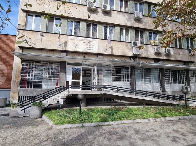 Криминално проявена жена от сливенското село Гавраилово е задържана за кражба на значителна сума пари, съобщиха от полицията