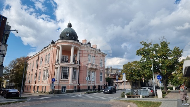 Регионалната библиотека в Сливен обяви конкурс за коледна картичка и празнично пожелание