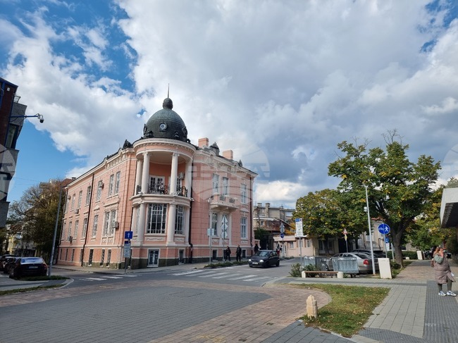 Регионалната библиотека в Сливен обяви конкурс за коледна картичка и празнично пожелание