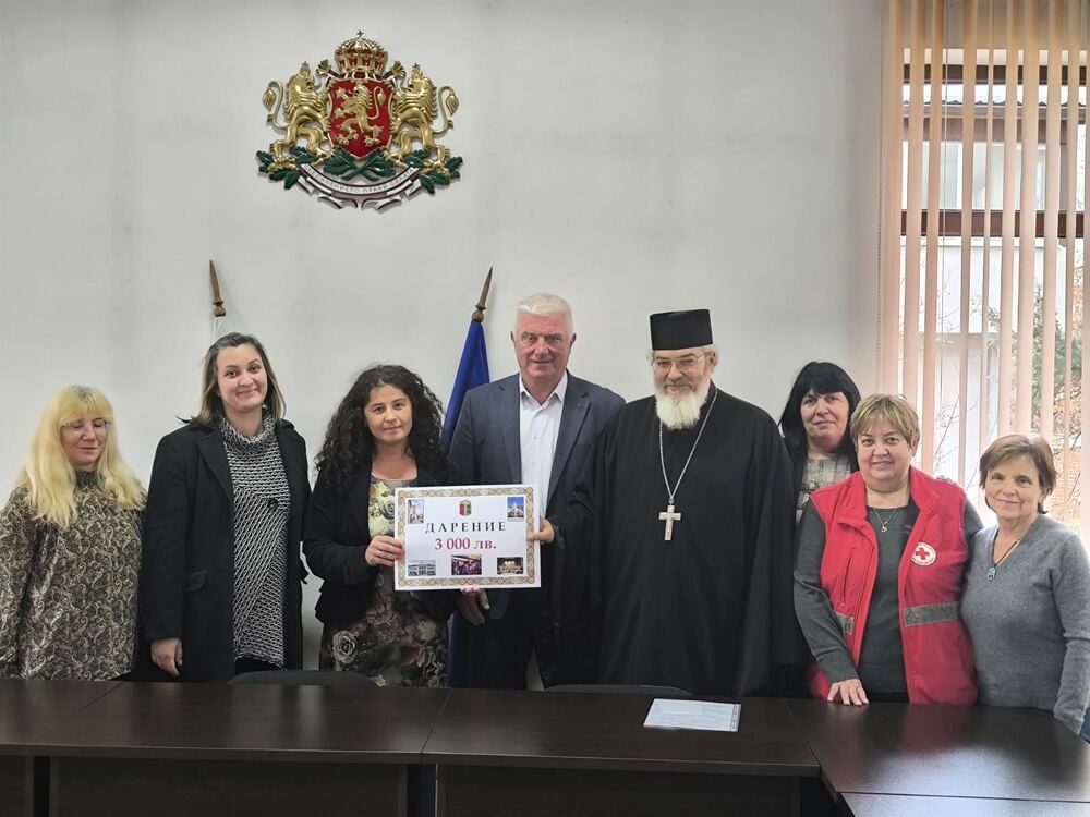 В община Чепеларе официално се връчиха събраните средства от благотворителните концерт и базар за децата със специални образователни потребности