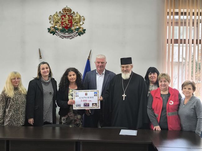 В община Чепеларе официално се връчиха събраните средства от благотворителните концерт и базар за децата със специални образователни потребности