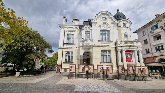 Художествената галерия „Димитър Добрович“ в Сливен представя самостоятелната изложба на Добра Камбурова