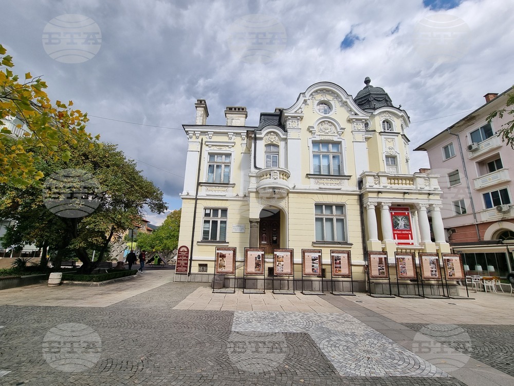 Художествената галерия „Димитър Добрович“ в Сливен представя самостоятелната изложба на Добра Камбурова