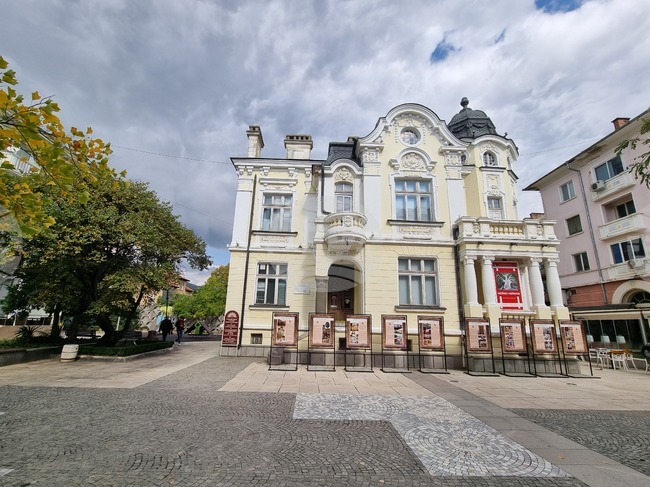 Художествената галерия „Димитър Добрович“ в Сливен представя самостоятелната изложба на Добра Камбурова