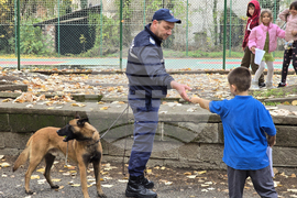 Ловеч - Детско полицейско управление - занятие със служебно куче