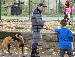 Ловеч - Детско полицейско управление - занятие със служебно куче