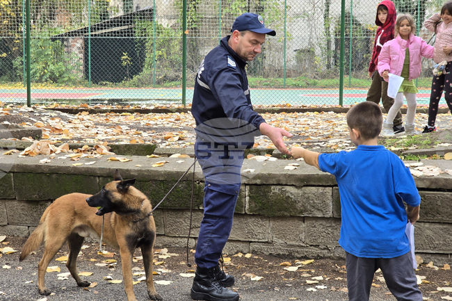 Ловеч - Детско полицейско управление - занятие със служебно куче