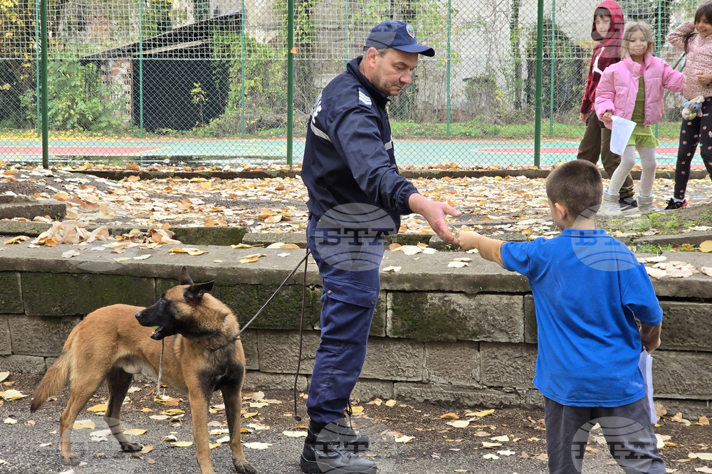 Ловеч - Детско полицейско управление - занятие със служебно куче