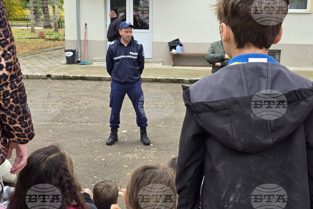 Ловеч - Детско полицейско управление - занятие със служебно куче