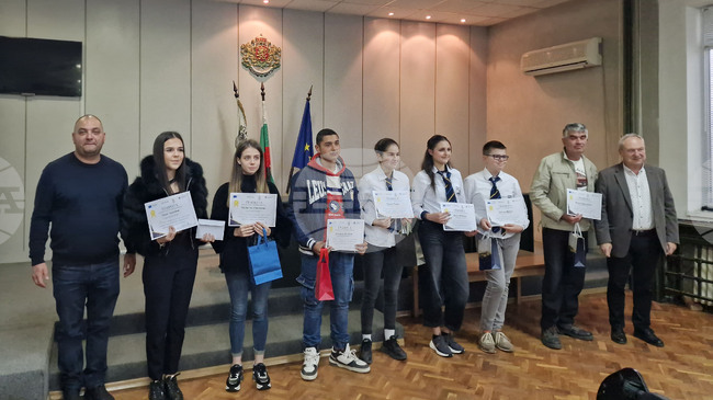 Младежкият център в Търговище отличи участници в конкурса за есе на тема „Чудя се защо?“