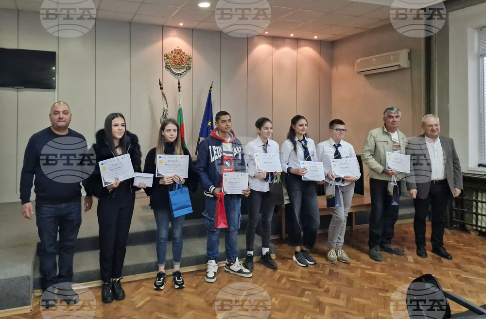 Младежкият център в Търговище отличи участници в конкурса за есе на тема „Чудя се защо?“