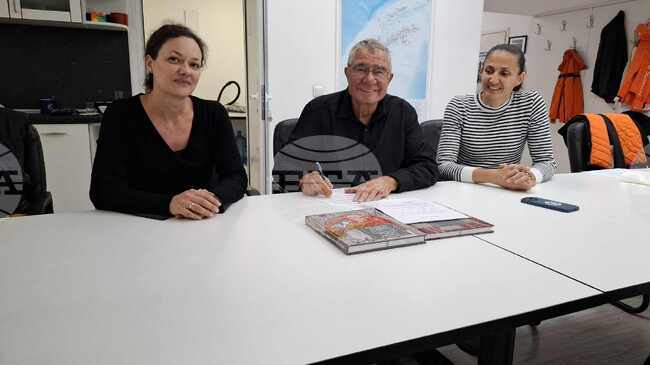 Художници наивисти дариха картини за българската база „Св. Климент Охридски” на остров Ливингстън 