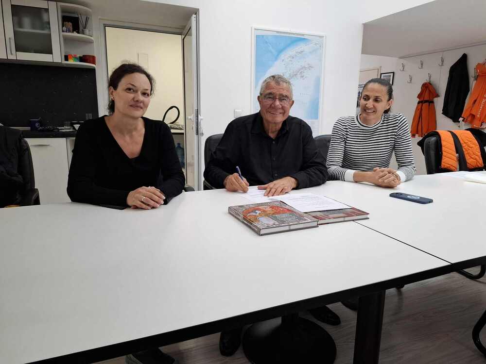 Художници наивисти дариха картини за българската база „Св. Климент Охридски” на остров Ливингстън 