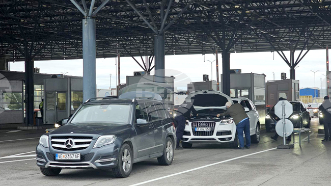 Интензивен е трафикът на изход за товарни автомобили на граничните пунктове "Капитан Андреево" и "Лесово"