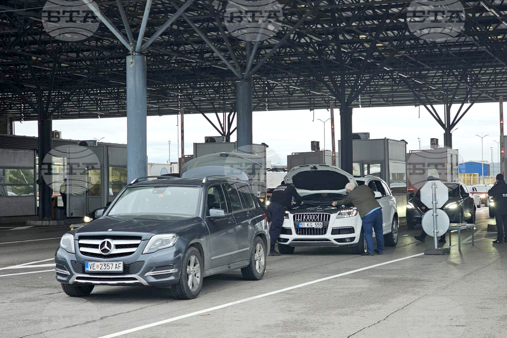 Интензивен е трафикът на изход за товарни автомобили на граничните пунктове "Капитан Андреево" и "Лесово"