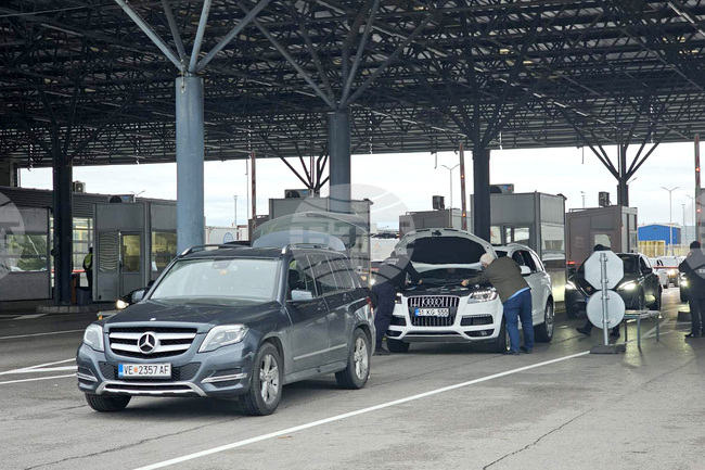 Интензивен е трафикът на изход за товарни автомобили на граничните пунктове "Капитан Андреево" и "Лесово"