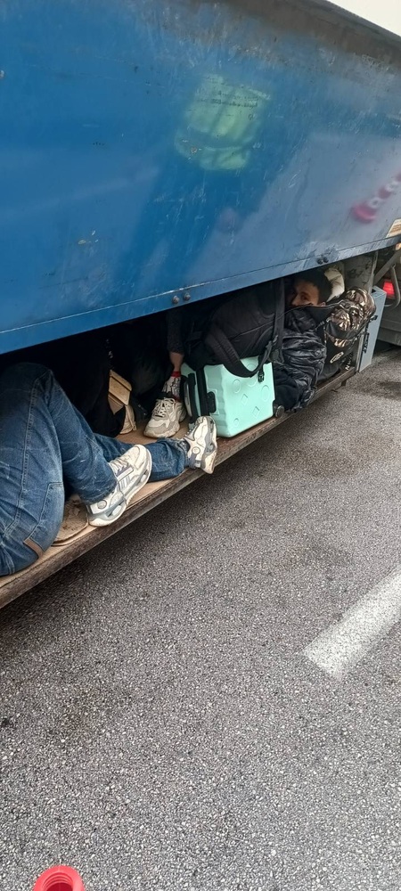 Апелативна прокуратура – София: Водач на товарен автомобил е привлечен като обвиняем и е задържан за незаконно подпомагане на граждани на Китай да преминават в страната в нарушение на закона