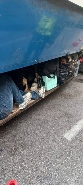 Апелативна прокуратура – София: Водач на товарен автомобил е привлечен като обвиняем и е задържан за незаконно подпомагане на граждани на Китай да преминават в страната в нарушение на закона