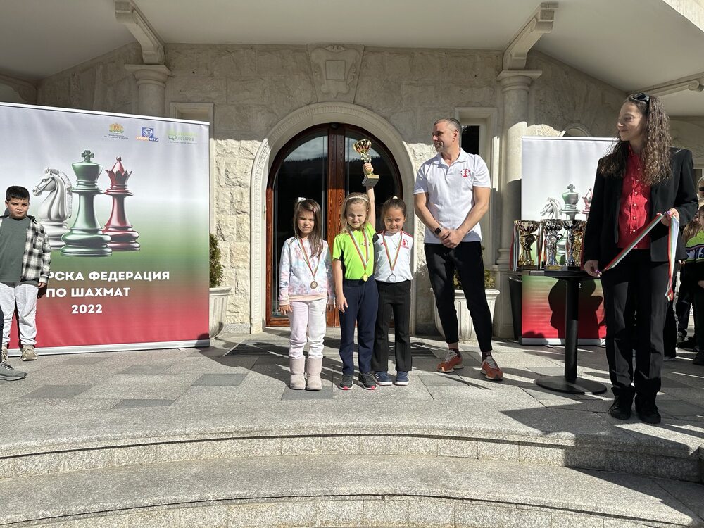 Състезателите на Шахматен клуб "Сините Камъни" отново постигнаха невероятни успехи