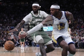 CORRECTION Warriors Bucks Basketball