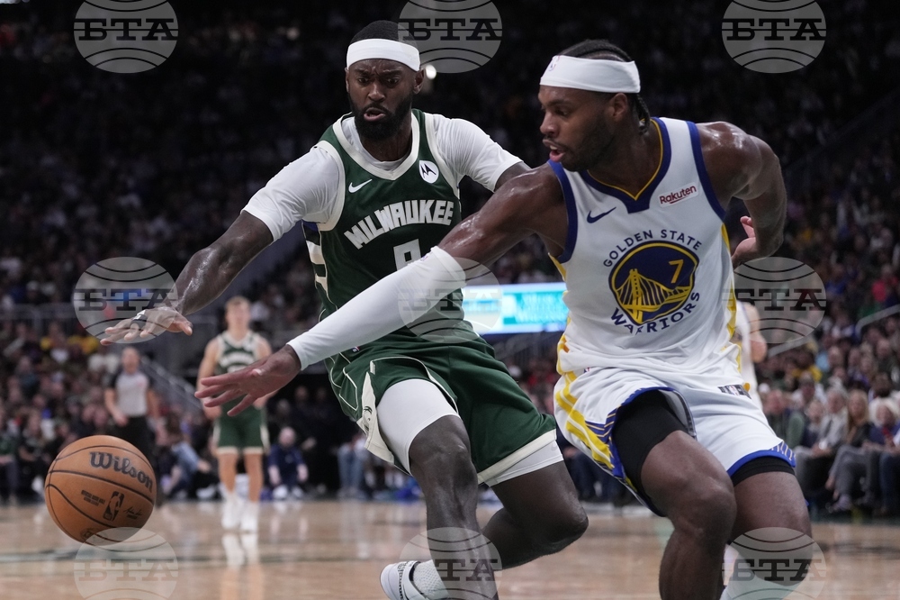 CORRECTION Warriors Bucks Basketball