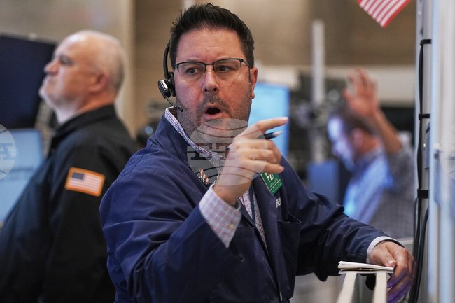 Водещите индекси на Уолстрийт растат в началото на търговията, след като Сенатът на САЩ придвижи напред законопроект за разрешаване на бюджетната парализа