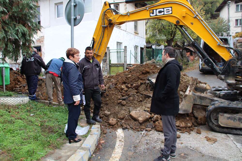 Кметът на Тетевен инспектира реконструкцията на водопроводната мрежа в обхвата на няколко квартала в града