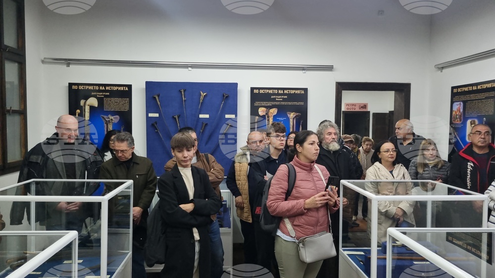 Търговище - Регионален исторически музей - „По острието на историята - колекция хладно оръжие ХIХ - ХХ век от фонда на РИМ – Търговище” - каталог