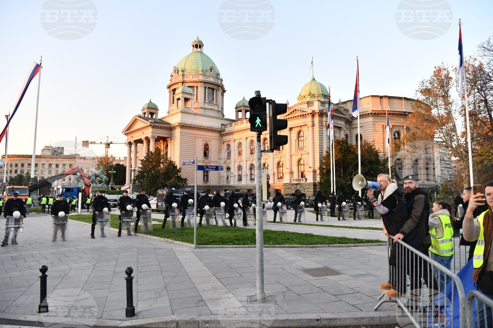 Депутати от опозицията в Сърбия излязоха пред парламента за 16 минути мълчание в памет на 16-те жертви на трагедията в Нови Сад 