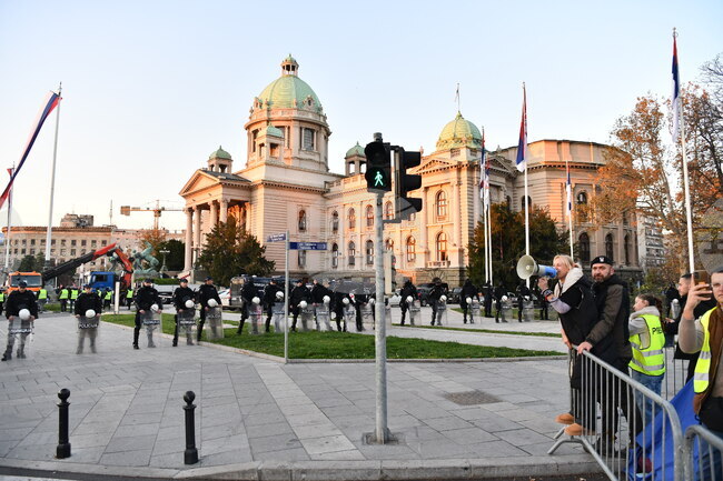 Депутати от опозицията в Сърбия излязоха пред парламента за 16 минути мълчание в памет на 16-те жертви на трагедията в Нови Сад 