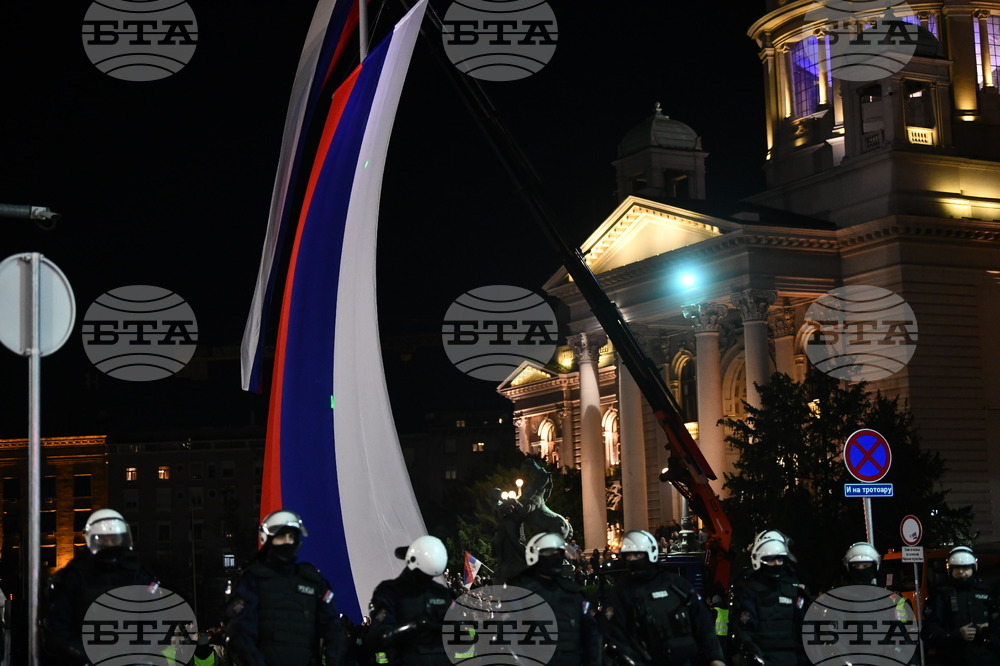 Млада жена е ранена, след като е нападнала полицай с нож в Белград