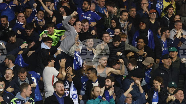 Челси призова феновете да бъдат „изключително внимателни“ в Неапол, след като двама фенове бяха приети в болница