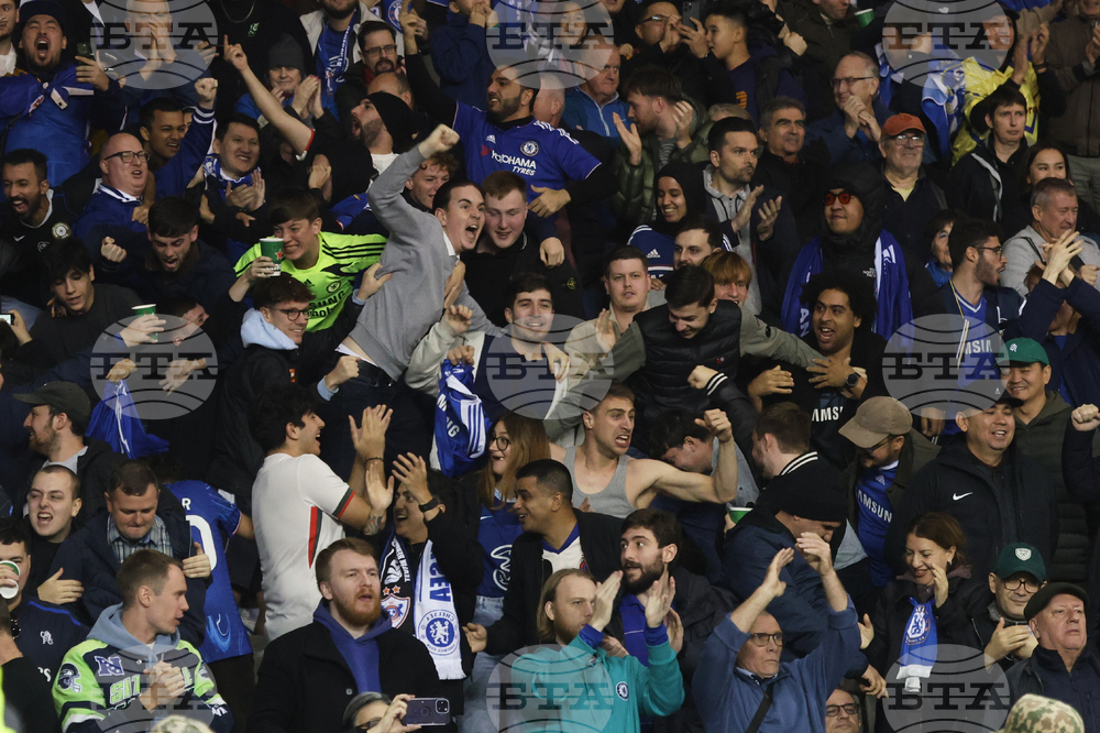 Челси призова феновете да бъдат „изключително внимателни“ в Неапол, след като двама фенове бяха приети в болница