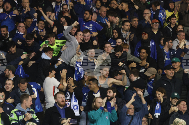 Челси призова феновете да бъдат „изключително внимателни“ в Неапол, след като двама фенове бяха приети в болница