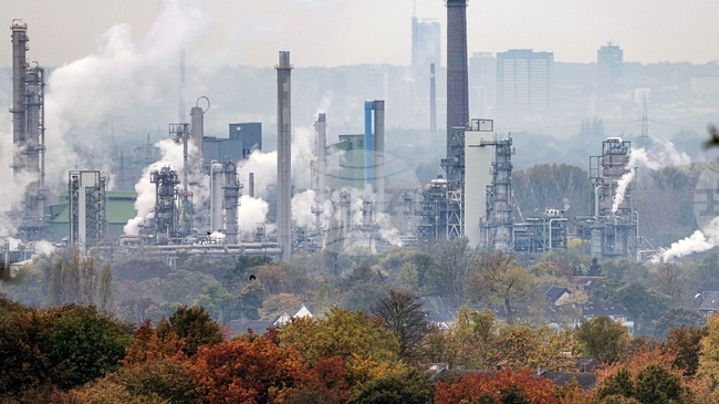 Цените на петрола отбелязват леко повишение след три дни на спад, но се насочват към седмично понижение 