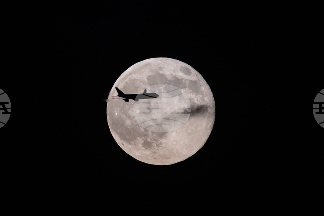 APTOPIX Louisville UPS Plane Crash Supermoon