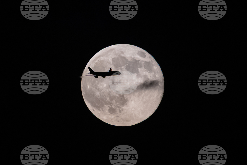 APTOPIX Louisville UPS Plane Crash Supermoon