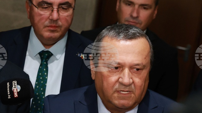 Оттеглянето на бюджета има своята политическа цена, която управляващите не искат да платят, каза Хасан Адемов от АПС