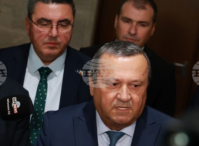 Оттеглянето на бюджета има своята политическа цена, която управляващите не искат да платят, каза Хасан Адемов от АПС