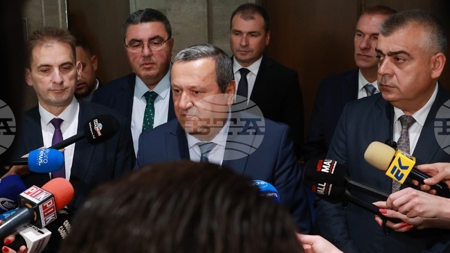 Очакваме вотът на недоверие да успее, заявиха от "Алианс за права и свободи" 