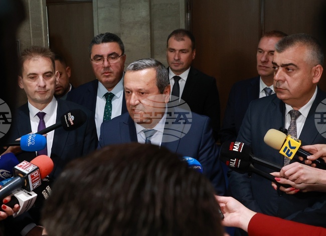 Очакваме вотът на недоверие да успее, заявиха от "Алианс за права и свободи" 