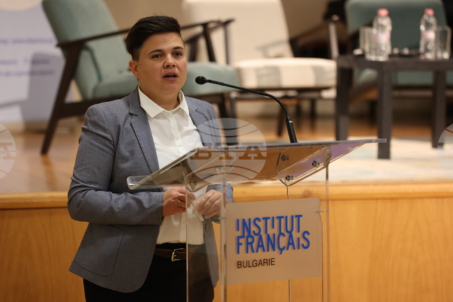 Неразбираемо е, че ЛГБТИК хората са лишавани от права просто защото са различни, заяви Деница Любенова от организацията "Действие"