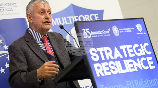 Всички демокрации са отговорни една за друга, заяви президентът на Атлантическия клуб Соломон Паси