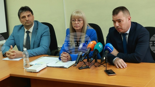 Задържаха петима души от организирана престъпна група, превозвали мигранти до сръбската граница