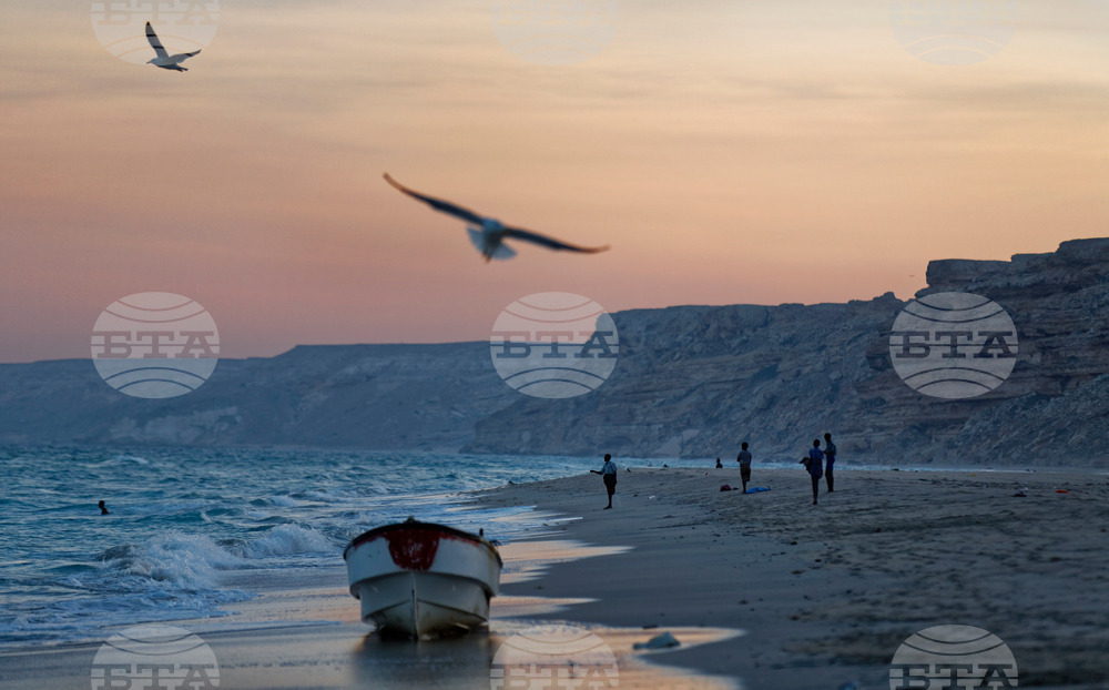 Военноморските сили на ЕС се опитват да достигнат кораб, превзет от пирати край бреговете на Сомалия