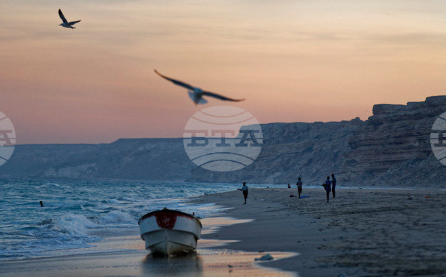 Военноморските сили на ЕС се опитват да достигнат кораб, превзет от пирати край бреговете на Сомалия