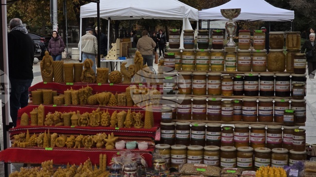 Пчелари от област Плевен участват в Празник на пчелните продукти