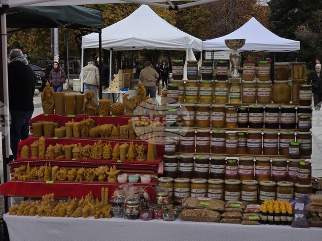 Пчелари от област Плевен участват в Празник на пчелните продукти