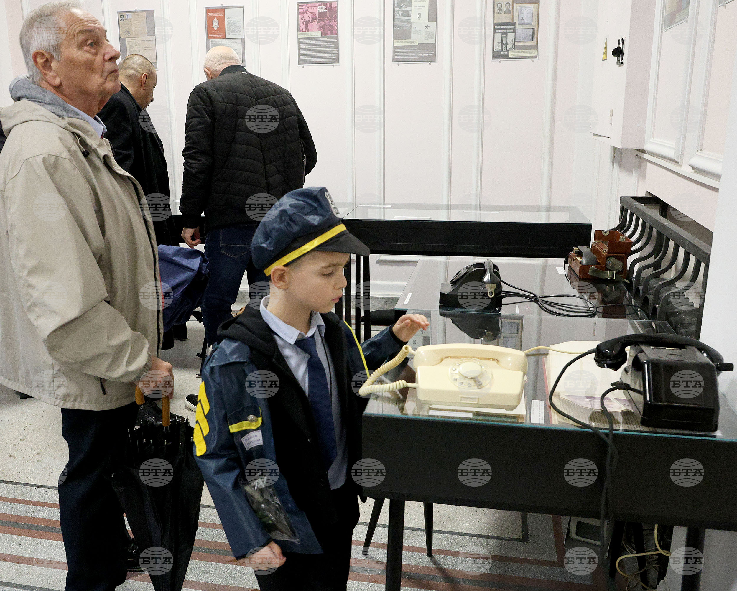 V Varni odprli razstavo ob prazniku policije